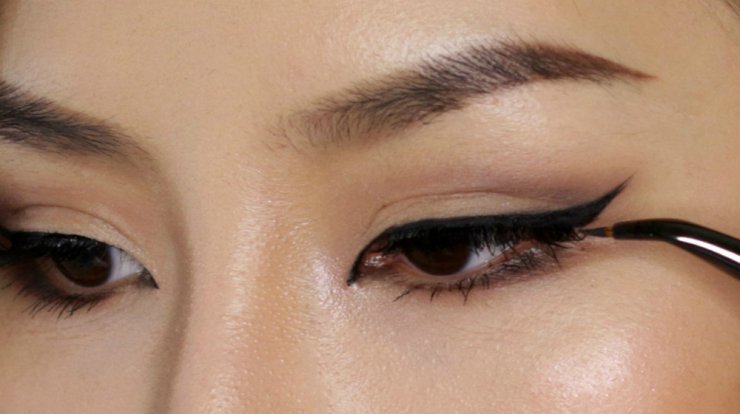 Με αυτό το κόλπο θα βάζεις τέλεια και πανεύκολα το eyeliner σου [βίντεο]