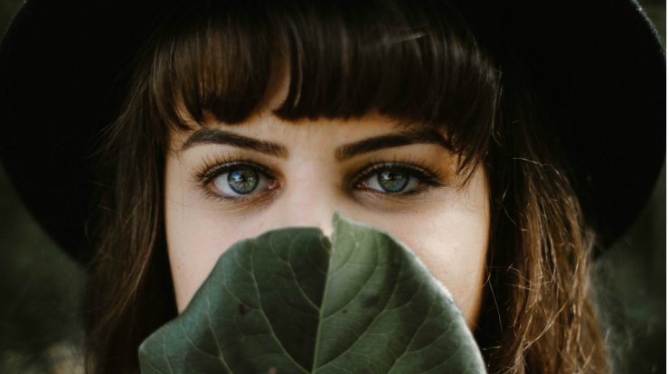 Υπέροχο και λαμπερό βλέμμα με τις κατάλληλες κρέμες ματιών