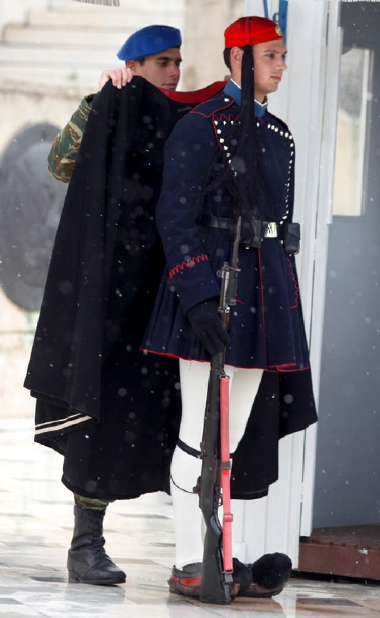 Η πιο συγκινητική φωτογραφία από τη χιονισμένη Αθήνα!