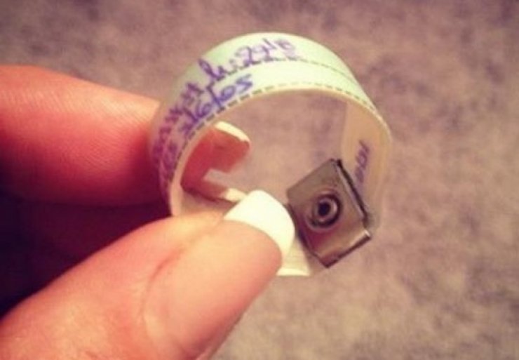 Πασίγνωστη τραγουδίστρια κρατάει το βραχιόλι του γιου της!