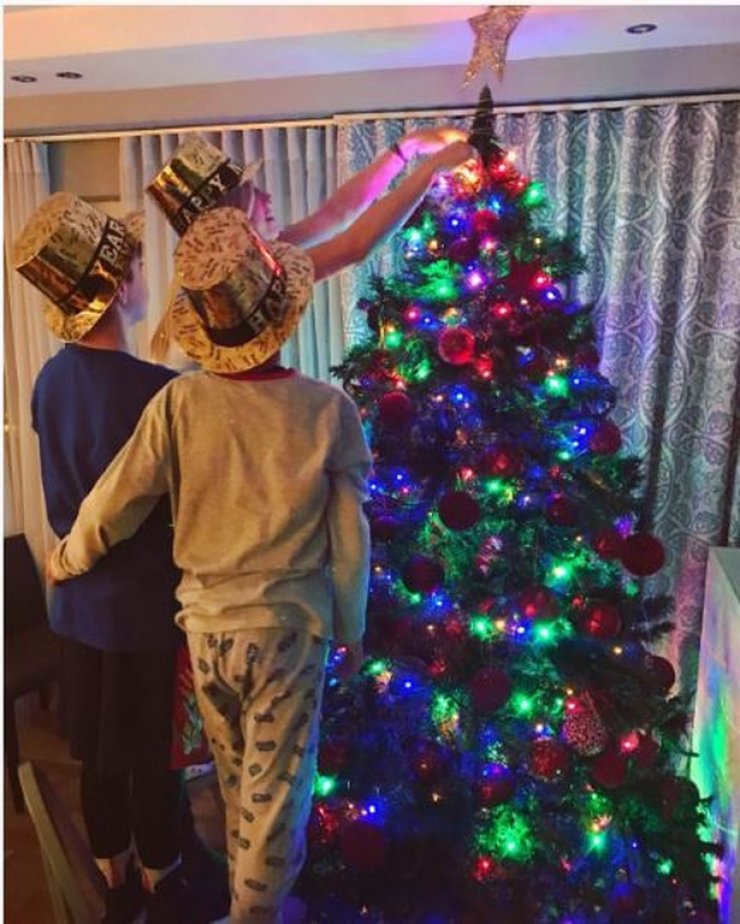 Γνωστή celebrity στόλισε το χριστουγεννιάτικο της δέντρο μαζί με τους δύο της γιους