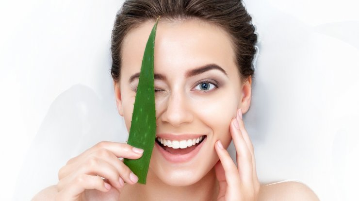 DIY: Φτιάξε μόνη σου μια αναζωογονητική μάσκα προσώπου με Aloe Vera και μέλι!
