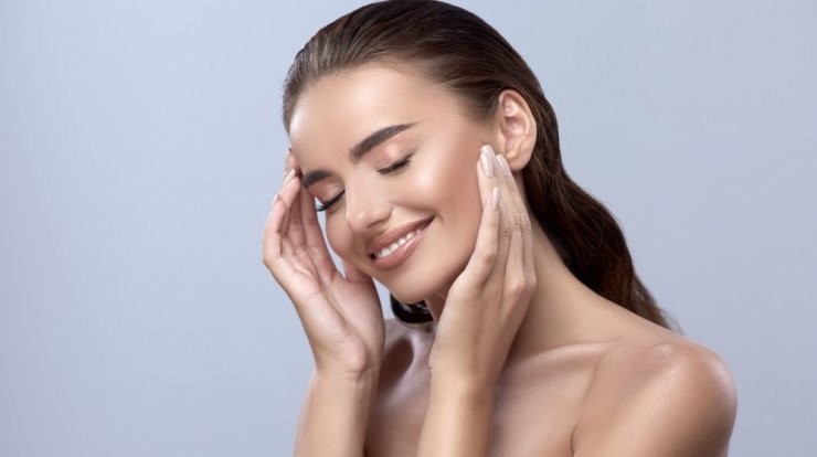 Πώς να προετοιμάσεις σωστά την επιδερμίδα σου πριν τις γιορτές