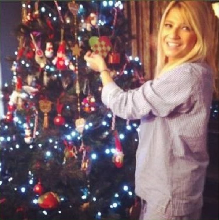 Οι celebrities στολίσανε Χριστουγεννιάτικο δέντρο. Εσείς ακόμα;