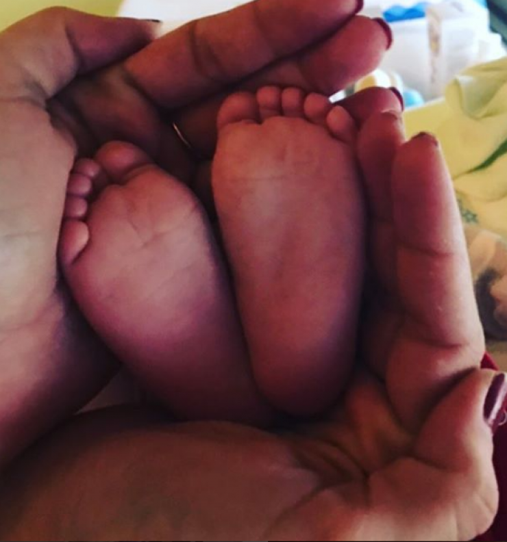 Ζευγάρι της ελληνικής showbiz ανεβαίνει τα σκαλιά της εκκλησίας λίγο καιρό μετά τον ερχομό του μωρού τους!