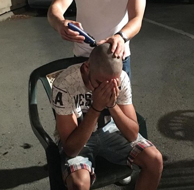 Κύπριος ποδοσφαιριστής ξυρίζει το κεφάλι του αδερφού του λίγα 24ωρα πριν καταταγεί στο στρατό