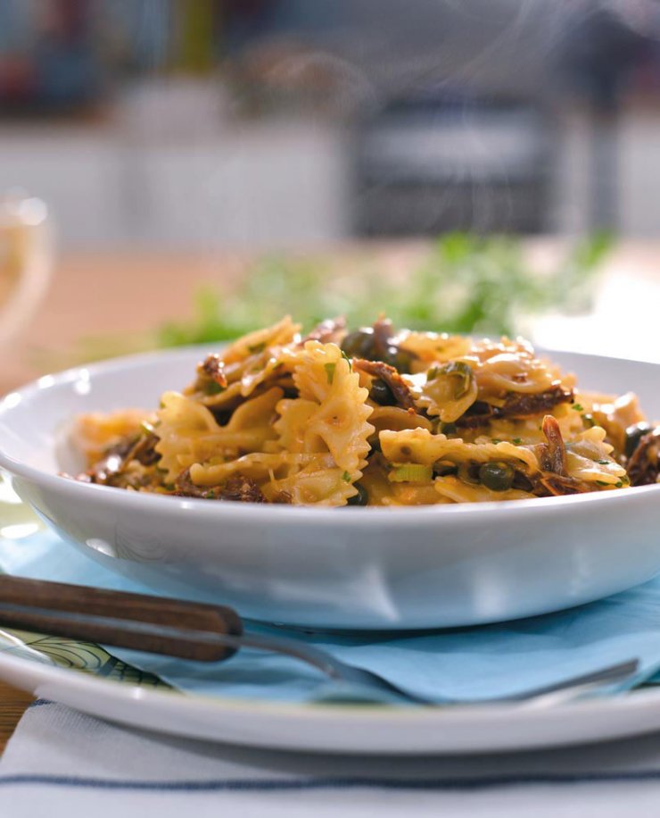 Φαρφάλες με λιαστές τομάτες και κάπαρη