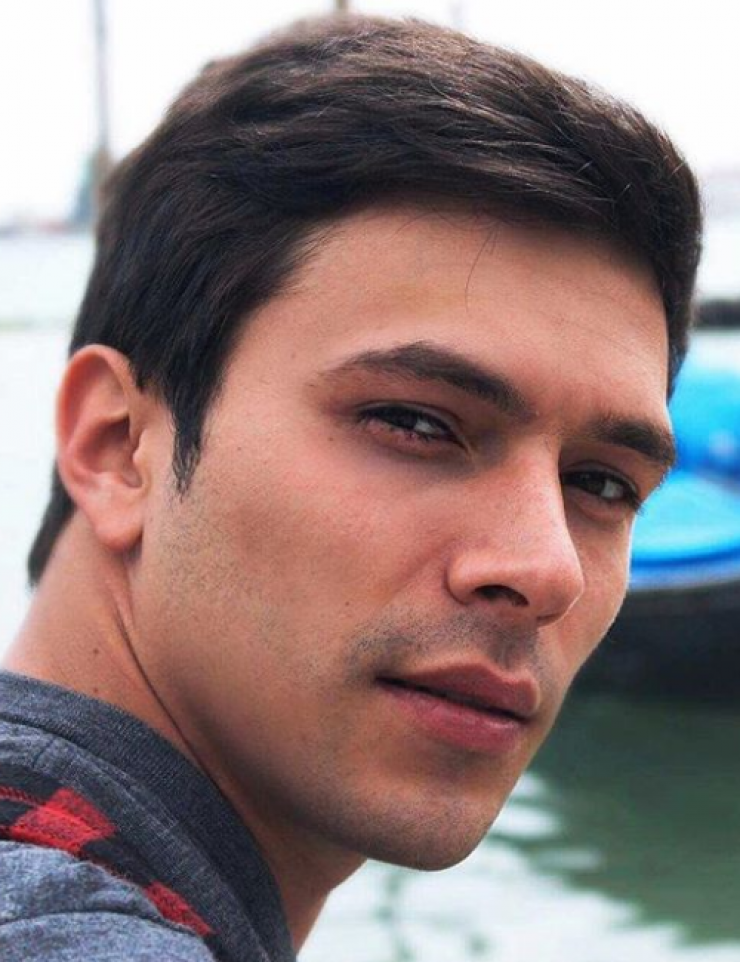 Ποιας πασίγνωστης Ελληνίδας είναι αυτός ο κούκλος αδερφός;