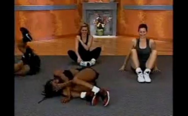 Δείτε πως αντιδράει γυμνάστρια που..."αερίστηκε" on air!