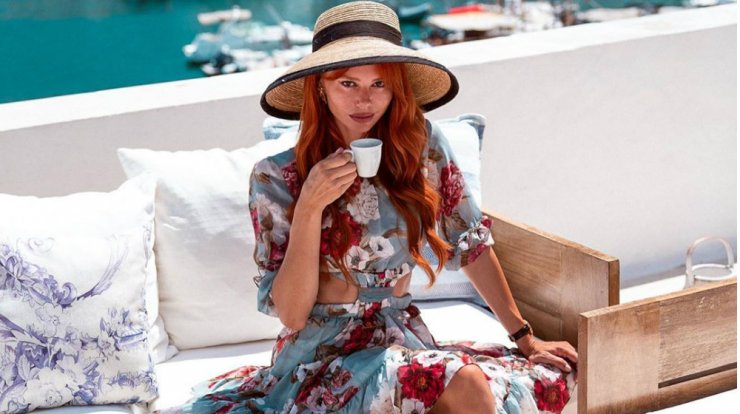 Βρήκαμε το υπέροχο floral φόρεμα της Έβελυν Καζαντζόγλου