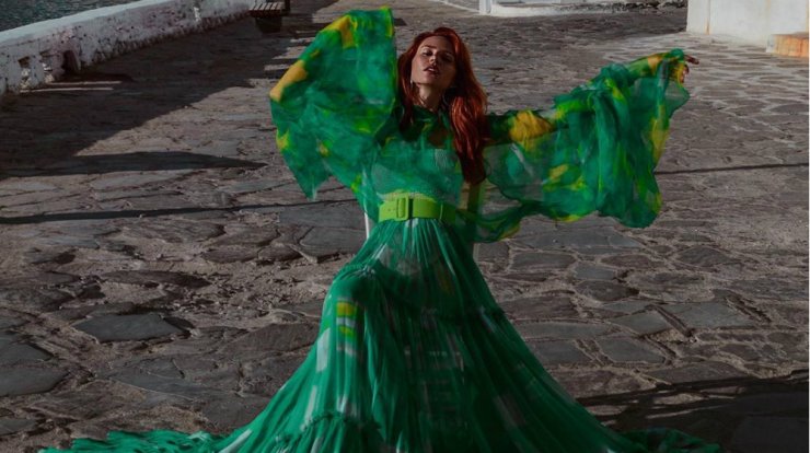 Η Έβελυν Καζαντζόγλου φόρεσε το ωραιότερο μάξι φόρεμα που είδαμε φέτος το καλοκαίρι