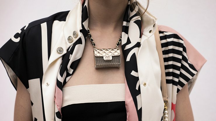 Η θρυλική 2.55 Chanel bag έγινε mini bag και είναι υπέροχη