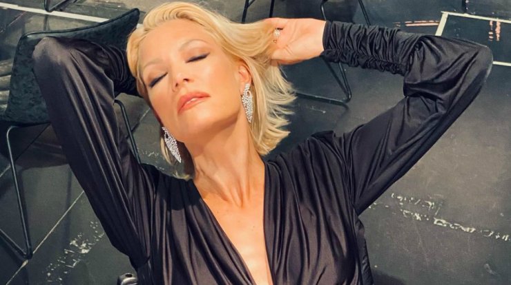 Η Βίκυ Καγιά φόρεσε το διαχρονικό φόρεμα της γυναικείας γκαρνταρόμπας