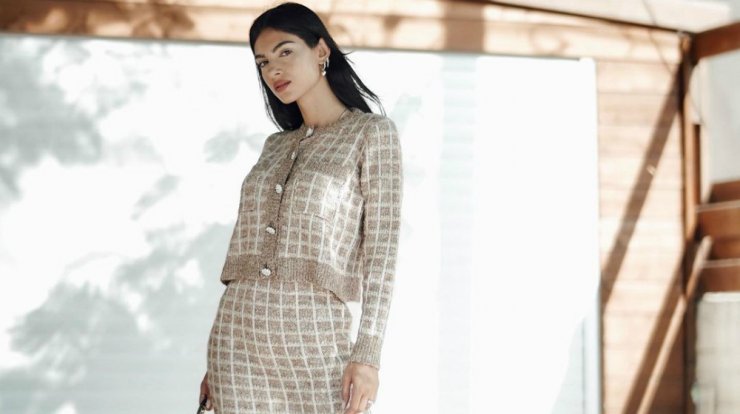 Βρήκαμε πόσο κοστίζει η chic tweed φούστα της Άντρεας Κυριάκου