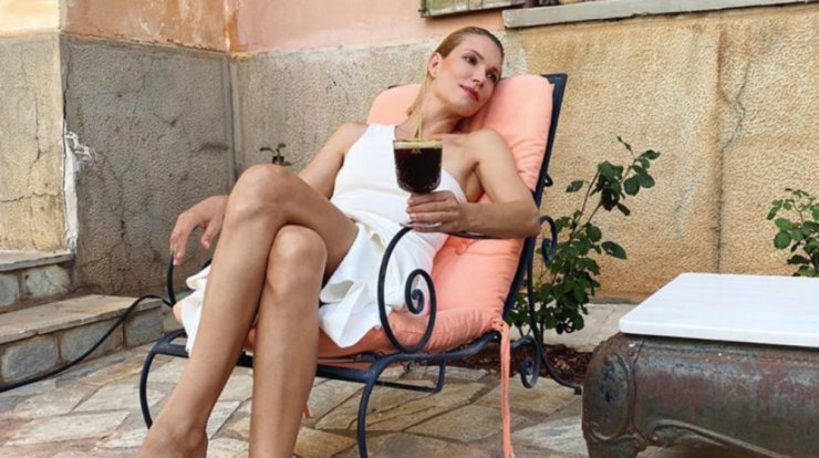 Η Βίκυ Καγιά σου δείχνει πως να φορέσεις το λευκό παντελόνι σε καλοκαιρινή βραδινή έξοδο