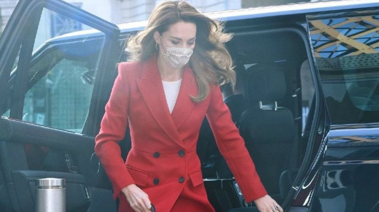 Βρήκαμε πόσο κοστίζει η elegant τσάντα της Kate Middleton