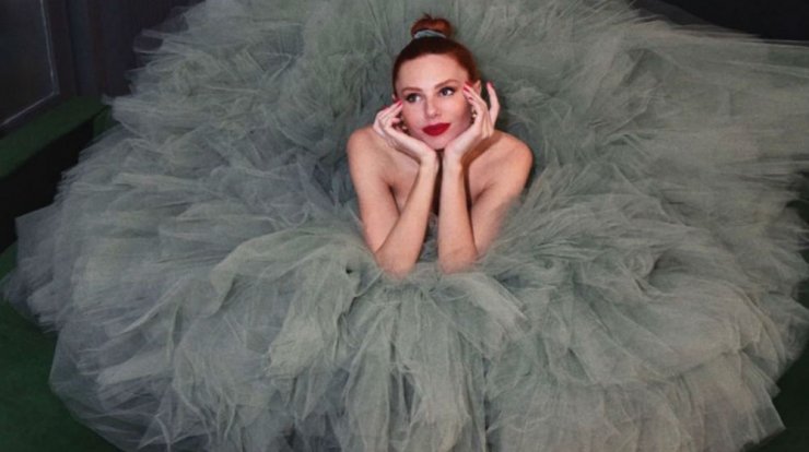 Τα outfits της Έβελυν Καζαντζόγλου είναι η απόλυτη έμπνευση για τα γιορτινά μας looks