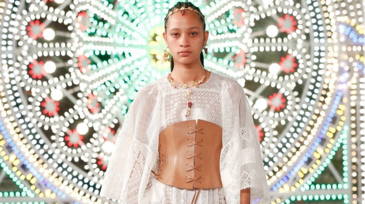 Το item που ξεχώρισε από το ντεφιλέ του οίκου Dior και θα βλέπεις παντού σε λίγους μήνες