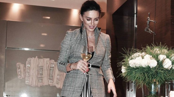 Το στιλιστικό τρικ της Ramona Filip που θα απογειώσει το blazer jacket σου