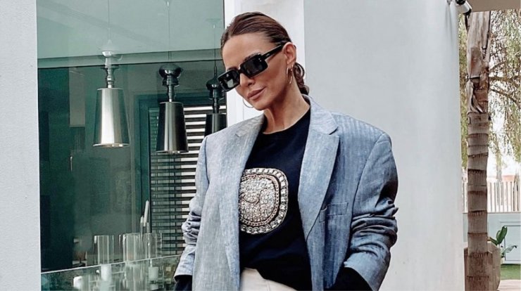 Η Ραμόνα Φίλιπ φοράει το jacket της άνοιξης, σε τρεις διαφορετικές εκδοχές