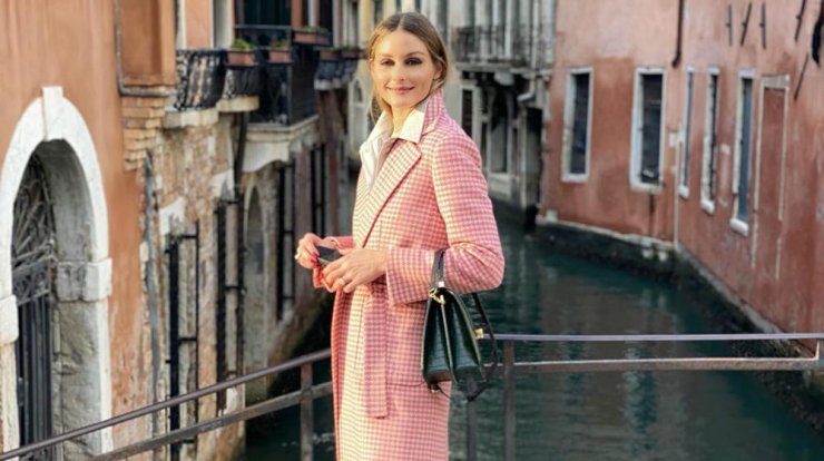 Η Olivia Palermo φόρεσε το ροζ χρώμα με τον πιο ιδανικό τρόπο γι᾽ αυτή τη σεζόν