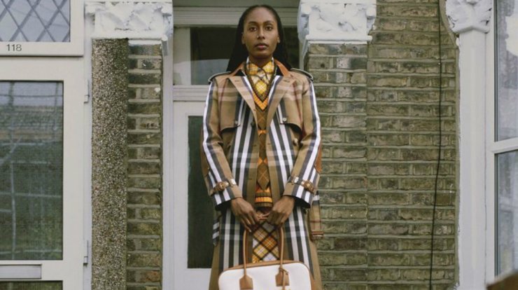 Στη νέα καμπάνια του οίκου Burberry ποζάρουν οι υπάλληλοι του οίκου