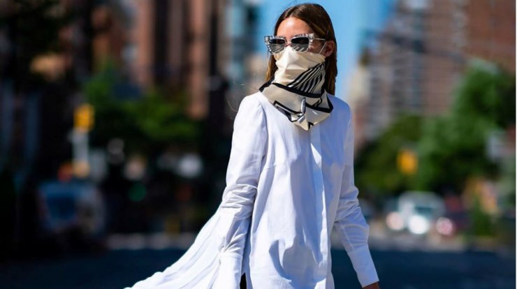 Η Olivia Palermo δημιουργεί chic looks φορώντας τα μεταξωτά μαντήλια της σαν μάσκα