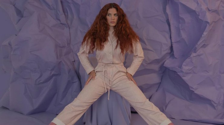 Η Μαίρη Συνατσάκη έβαλε την πιο stylish ολόσωμη φθινοπωρινή φόρμα