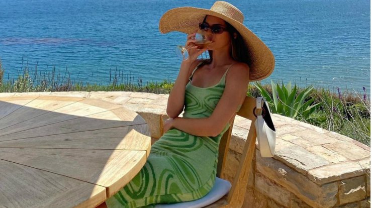 Το φόρεμα της Κendall Jenner που έγινε τρεις φορές sold out είναι και πάλι διαθέσιμο