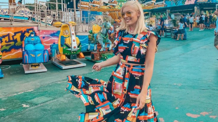 Η τάση που επιλέγει η Άντρη Καραντώνη για τα maternity looks της