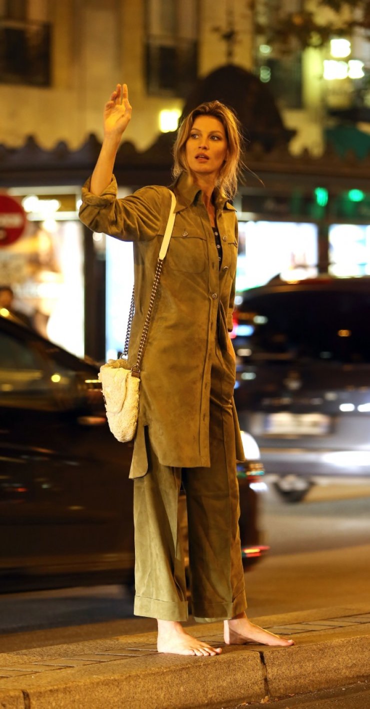 Eντυπωσιακά στιγμιότυπα από τη φωτογράφιση της Gisele από τον Karl Lagerfeld 