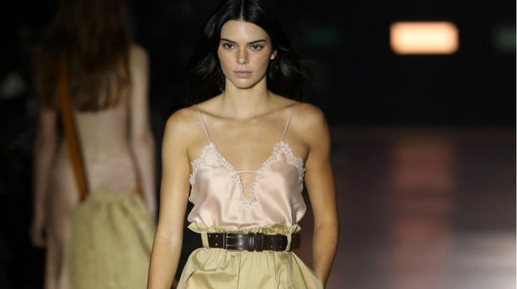 Raffia λεπτομέρειες σε casual chic outfit