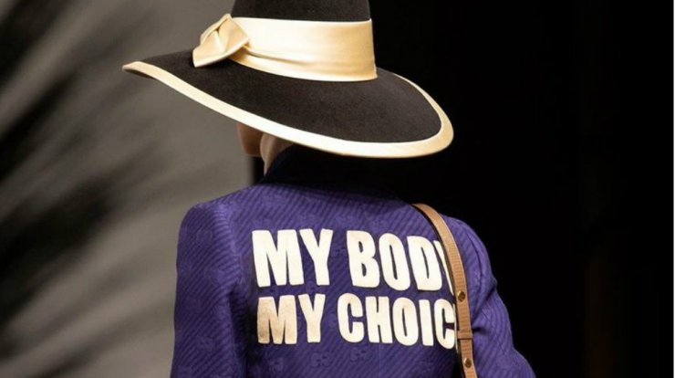 Gucci Cruise 2020: Ο Alessandro Michele έστειλε ένα ηχηρό φεμινιστικό μήνυμα