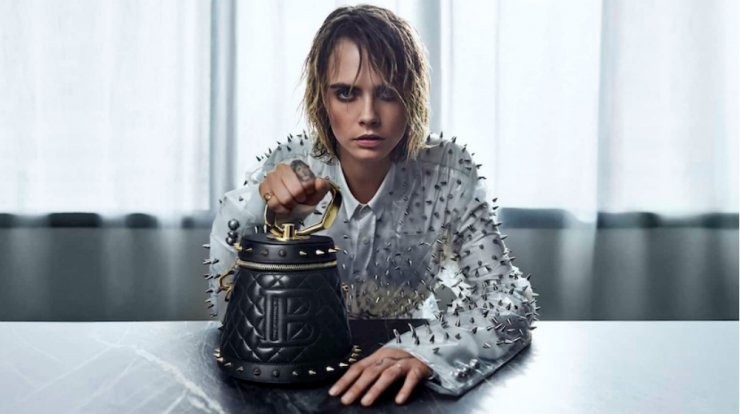 H Cara Delevingne υπογράφει μια συλλογή από τσάντες για τον οίκο Balmain