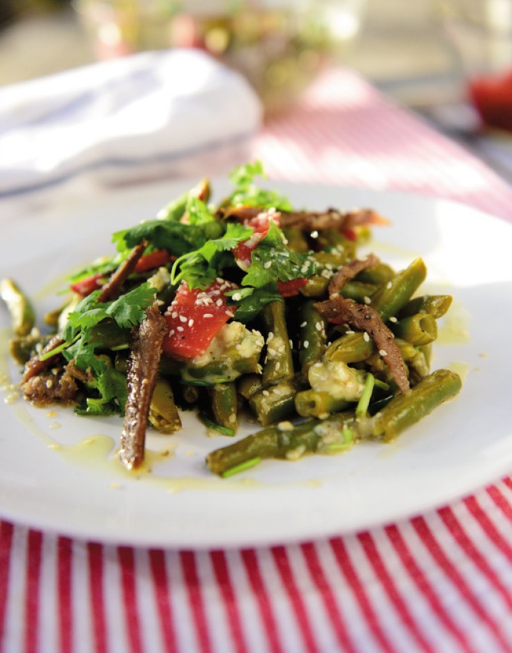 Φασόλακια με σουσάμι, πιπεριές Φλωρίνης, ρέγγα καπνιστή και κομμάτια Stilton