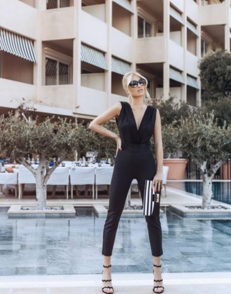 Ο τραγουδιστής που ποζάρει γυμνός και θέλει να τραγουδήσει έτσι στη Φαίη Σκορδά!