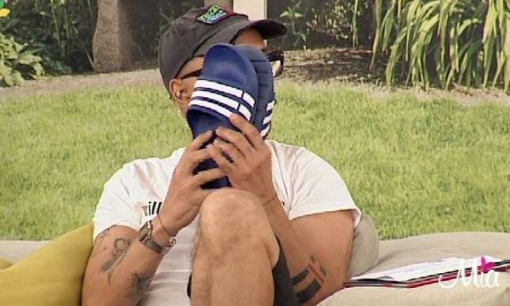 Αυτός είναι ο λόγος που φορά πλαστική παντόφλα από πρόπερσι ο συνεργάτης της Στεφανίδου!