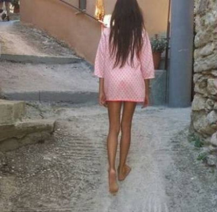 Δε θα πιστέψετε ποιο είναι αυτό το κοριτσάκι που περπατάει ανέμελο!