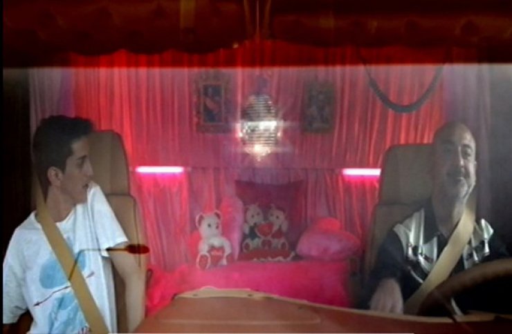  Αποσύρθηκε η διαφήμιση στην Ελλάδα με τον γκέι νταλικέρη