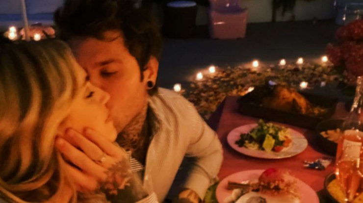 Chiara Ferragni: Γιόρτασε τα γενέθλιά της στην καραντίνα με το πιο ρομαντικό σκηνικό στο μπαλκόνι που ετοίμασε ο σύζυγός της! 