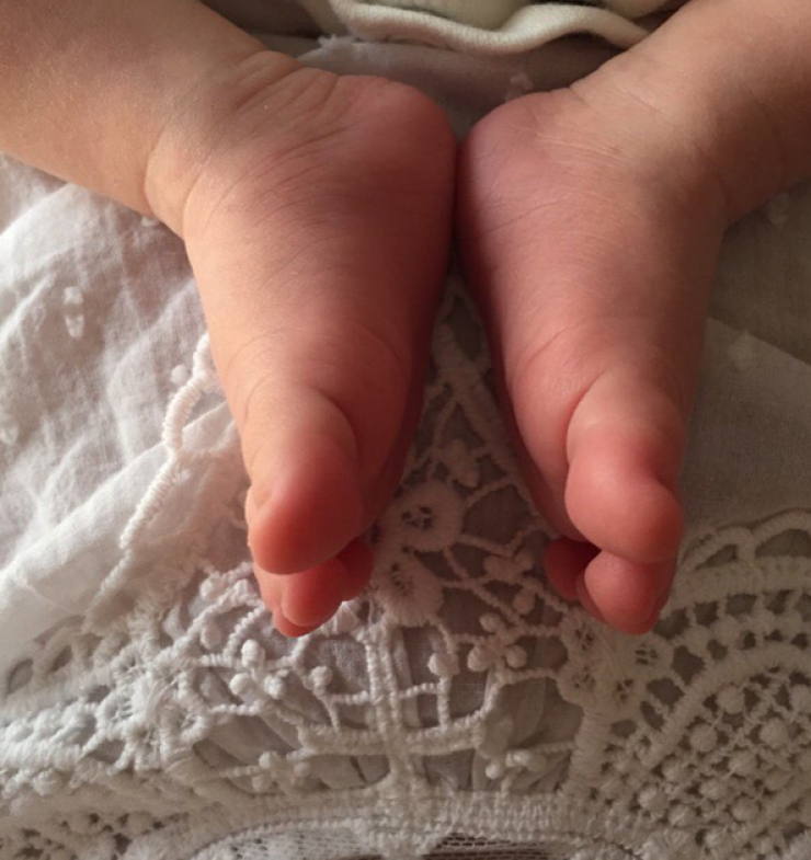 Επώνυμη Ελληνίδα δημοσίευσε την πιο τρυφερή φωτογραφία της νεογέννητης κόρης της!