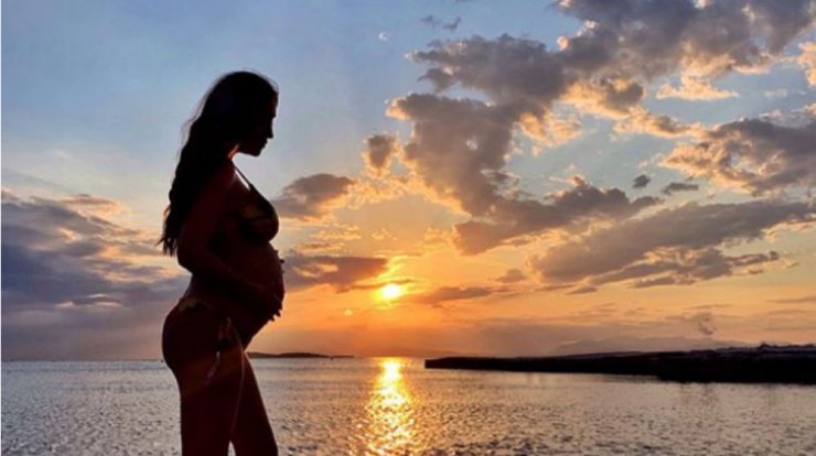 Γέννησε επώνυμη Ελληνίδα και είδαμε στιγμιότυπα από το μαιευτήριο