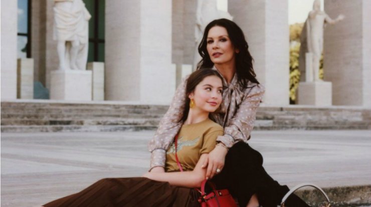 H Catherine Zeta Jones ποζάρει με την 16χρονη κόρη στη νέα καμπάνια του οίκου Fendi
