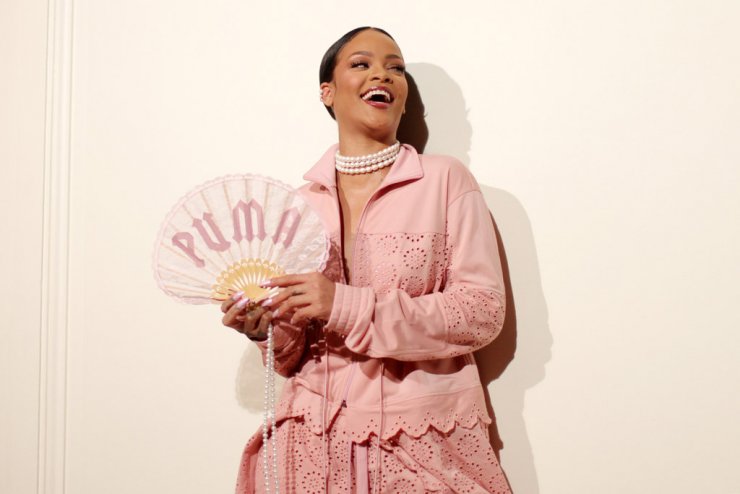 Η Rihanna επιστρέφει με ένα καινούργιο ζευγάρι παπουτσιών για την Puma για τη συλλογή της που θα λατρέψεις