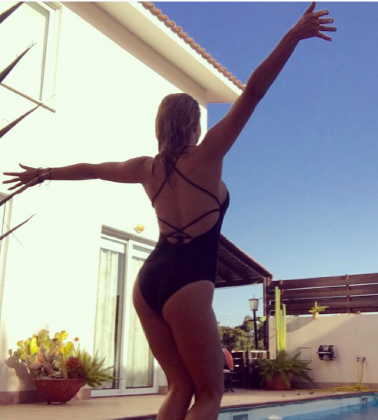 Κύπρια ηθοποιός “κολάζει” το διαδίκτυο με τη σέξι πίσω όψη της με μαγιό!