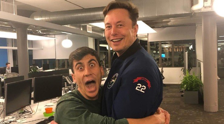 Ο Κύπριος TikToker που αγκάλιασε τον Elon Musk μίλησε πρώτη φορά για τη συνάντησή τους