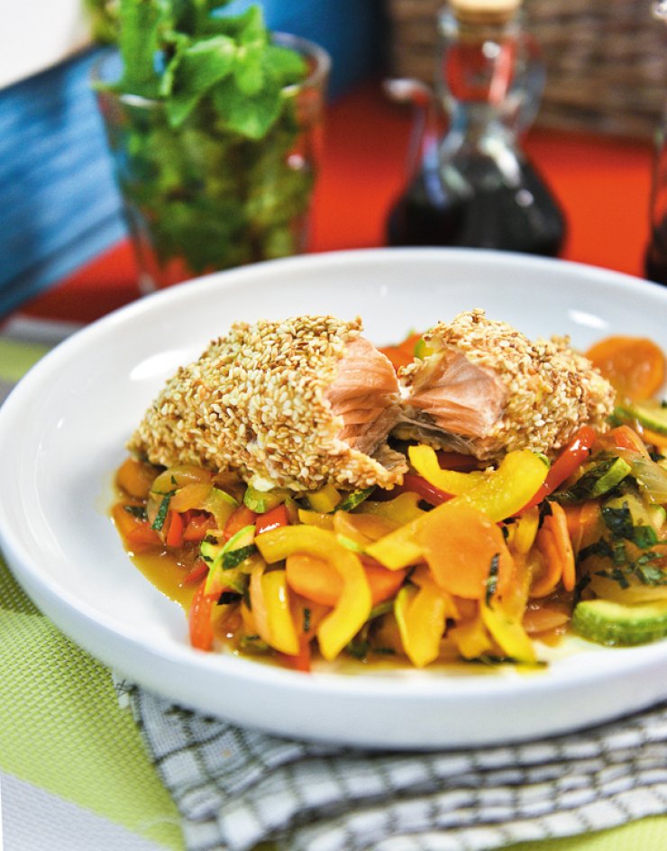 Φιλέτα σολομού παναρισμένα με σουσάμι σερβιρισμένα με λαχανικά 