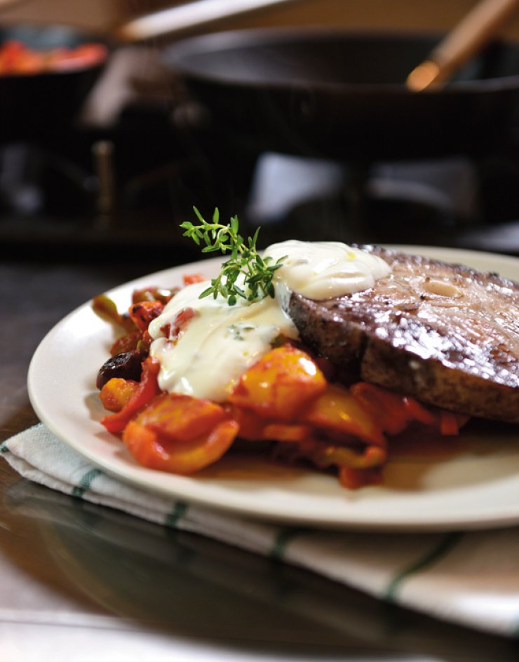 Φιλέτα ξιφία με πιπεριές, ελιές και σος γιαουρτιού