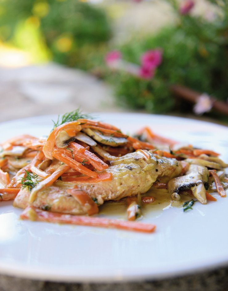 Φιλέτο κοτόπουλο με μανιτάρια, καρότα και άνηθο