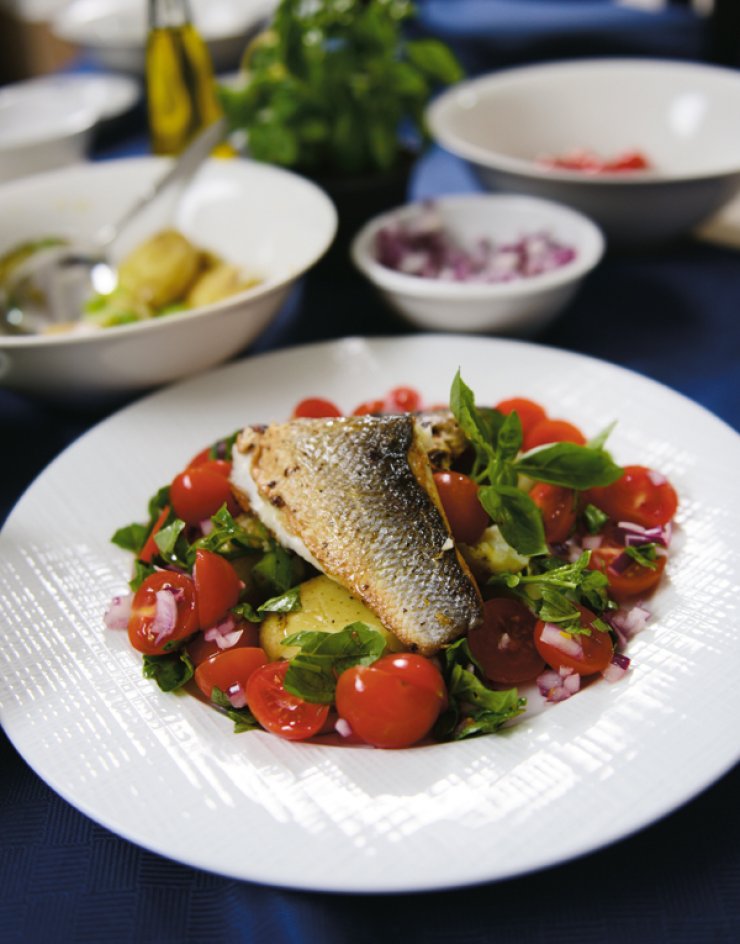 Φιλέτο από λαβράκι με σαλάτα από τοματίνια και πατατοσαλάτα